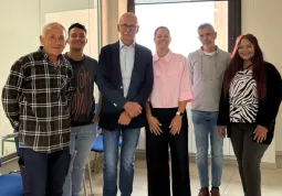 Il Sindaco Ezio Donadio e la Vicesindaca Beatrice Aimar insieme ad alcune delle risorse interessate dai progetti
